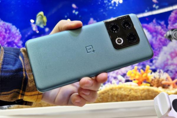 MWC 2022: OnePlus 10 Pro Prezentare Hands-On - flagship-ul care se lansează global în martie este ușor de recunoscut prin design-ul camerei foto (Video)