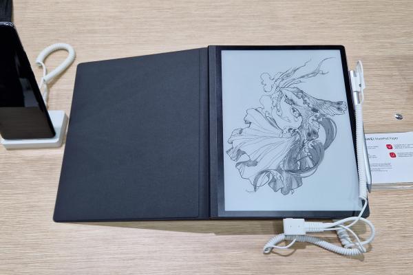 MWC 2022: Huawei MatePad Paper Hands-On: tableta E-Ink care nu oboseşte ochii studenţilor (Video)