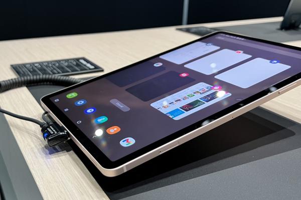 MWC 2022: Samsung Galaxy Tab S8 - Prezentare hands-on pentru „mezinul” seriei Tab S8, cu CPU Snapdragon 8 Gen 1 și display de 11 inch (Video)