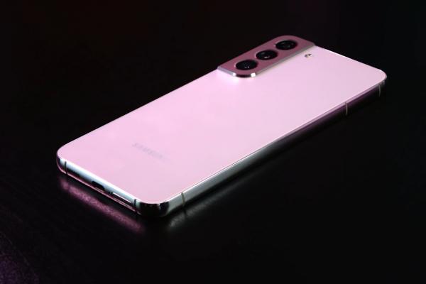 Samsung Galaxy S22+: Design prietenos cu unghiurile drepte, excelent de manevrabil