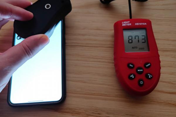 Luminozitate display Samsung Galaxy S22+ și ecranul văzut la microscop