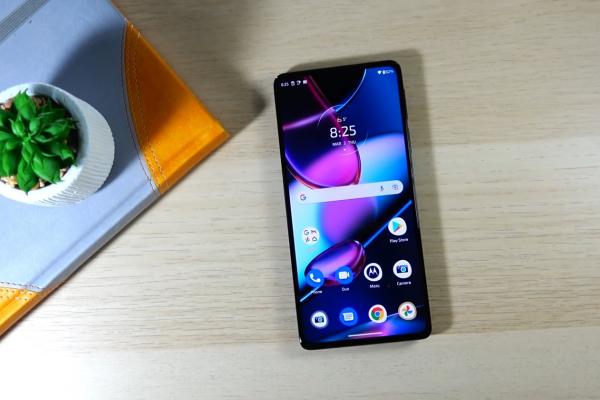 Motorola Edge 30 PRO: Display fără puncte negative, cel mai luminos Moto din ultima vreme