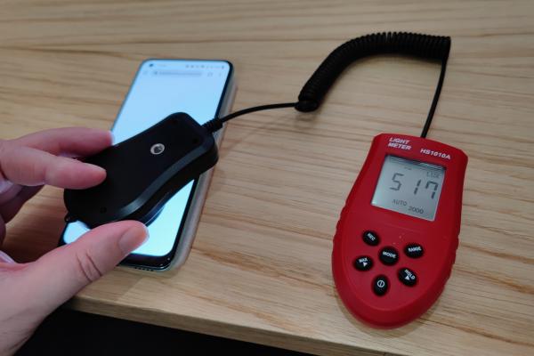 OnePlus Nord CE 2 5G, luminozitate display și ecran văzut la microscop