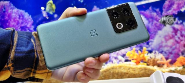 MWC 2022: OnePlus 10 Pro Prezentare Hands-On - flagship-ul care se lansează global în martie este ușor de recunoscut prin design-ul camerei foto (Video)