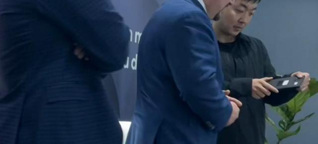 Un prototip al primului smartphone Nothing este fotografiat în mâinile CEO-ului Carl Pei; Terminalul pare a fi pregătit de debut!