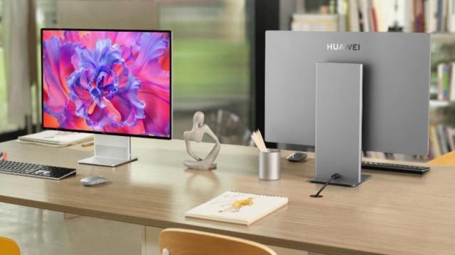 <b>MWC 2022: Huawei se aruncă în luptă pe piaţa All in One PC, cu MateStation X, rival 4K+ pentru iMac</b>Huawei ia în serios segmentul PC în 2022, prezentând la MWC 2022 un All în One PC cunoscut drept MateStation X. Acesta este un rival pentru Apple iMac, cu ecran 4K+ şi cu diagonală generoasă de 28.2 inch. Avem de-a face cu un ecran IPS LCD tactil
