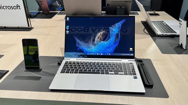 <b>MWC 2022: Samsung Galaxy Book2 Pro 360 hands on - laptop convertibil cu stylus, procesor Intel Core generaţia 12</b>Samsung a adus la MWC 2022 laptop-ul Samsung Galaxy Book2 Pro 360, care e un terminal de tip 2 în 1. Acest convertibil poate deveni din laptop tabletă, cu o simplă rotire a ecranului la 360 de grade. Ecranul este unul tactil, acolo unde 