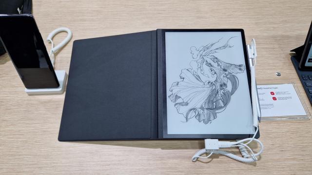 <b>MWC 2022: Huawei MatePad Paper Hands-On: tableta E-Ink care nu oboseşte ochii studenţilor (Video)</b>Huawei intrase de ceva vreme în zona tabletelor, dar acum o face în mod diferit. A lansat la MWC 2022 Huawei MatePad Paper, o tabletă cu ecran E-Ink care pare gândită pentru studenţi şi elevi. Rolul său este de a nu el stresa ochii 