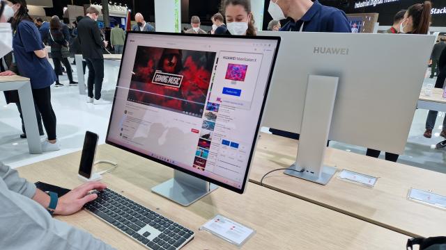 <b>MWC 2022: HUAWEI MateStation X Prezentare Video - rivalul All-in-One de iMac vine cu ecran de 28.2 inch</b>Printre numeroasele produse pe care HUAWEI le-a adus la standul său din Barcelona s-a numărat și o noutate numită MateStation X - acesta fiind un PC All in One văzut ca rival pentru Apple iMac
