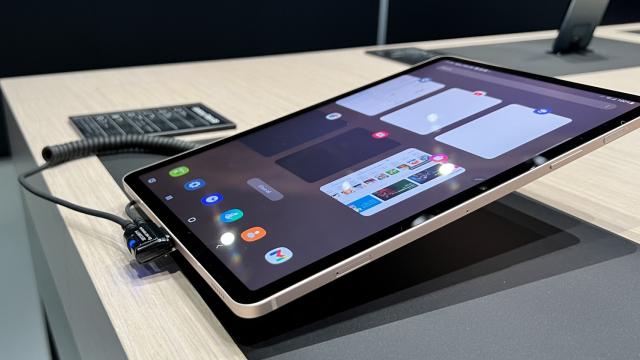 <b>MWC 2022: Samsung Galaxy Tab S8 - Prezentare hands-on pentru „mezinul” seriei Tab S8, cu CPU Snapdragon 8 Gen 1 și display de 11 inch (Video)</b>Dacă Samsung se află în Barcelona, nu puteau lipsi din peisaj noile tablete din seria Galaxy Tab S8, proaspăt anunțate la începutul lunii februarie. În acest articol vorbim despre mezinul seriei și anume Galaxy Tab S8, tabletă ce aduce un display de 11