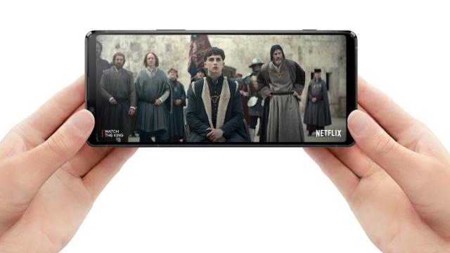 <b>Sony aduce Android 12 pe alte două telefoane din portofoliu: Xperia 1 II și Xperia Pro</b>Ultimele luni de iarnă au adus Android 12 și pe telefoanele Xperia 1 III și Xperia 5 III, iar acum în martie Sony apasă pedala update-urilor, oferind actualizarea mult așteptată pe alte două terminale. Așa cum spune și titlul postării de față este 