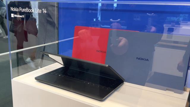 <b>MWC 2022: Nokia PureBook Fold și Lite 14 Preview video - Laptop accesibil cu Windows 11, model convertibil cu display tactil</b>Deși încă nelansate oficial, Alex ne-a oferit și un mic teaser pentru modelele PureBook Fold și Lite 14 de la Nokia. Clipul este scurt, lista completă de dotări nu este încă disponibilă, dar știm că începând din acest an compania va aduce o parte din