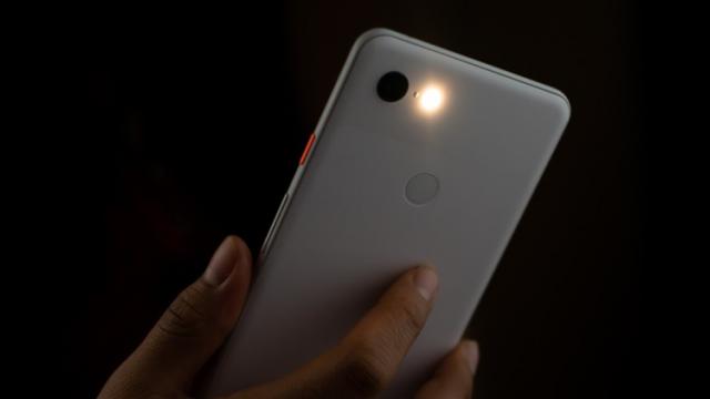 <b>Android 13 va oferi mai mult control asupra bliț-ului LED, cu ajustări pentru luminozitate</b>Începutul lunii martie ne aduce detalii despre o altă noutate pe care o va oferi Android 13, iar după cum ați citit și în titlu, vorbim despre oferirea unui nivel mai mare de control asupra bliț-ului LED. Mai exact, noul release software pregătit 