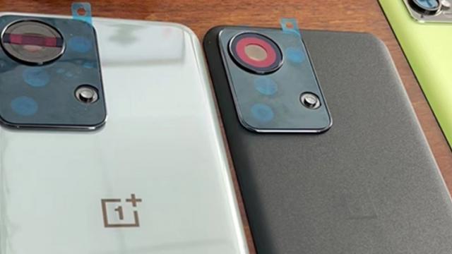 <b>OnePlus 10 își face apariția într-o primă fotografie reală! Are design diferit față de varianta Pro și setup de camere atipic</b>OnePlus a ales să lanseze în acest an doar varianta Pro din seria sa flagship OnePlus 10. Totuși, sub acest lineup ar urma să sosească și o variantă Ultra și evident, varianta de bază care nu și-a făcut până acum apariția în randări. Am fi crezut că