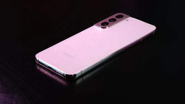 <b>Samsung Galaxy S22+: Design prietenos cu unghiurile drepte, excelent de manevrabil</b>Era o perioadă când marii producători de telefoane căpătaseră o veritabilă obsesie cu suprafeţele curbate. Totul ar putea fi pus oarecum pe seama lui Galaxy S6 Edge, dar cândva acum 3-4 ani a fost făcut un pas în spate. De ce? Gamerii aveau nevoie