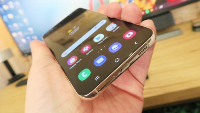 <b>Samsung Galaxy S22+: Acustică stereo mai puţin impresionantă decât în alţi ani</b>Telefoanele Samsung au stat mereu bine la acustică, dar parcă mai bine în variantele Ultra decât în cele de bază. A contribuit poate şi faptul că Samsung a cumpărat Harman acum 5-6 ani pentru 8 miliarde de dolari. Difuzoarele stereo sunt la posturi
