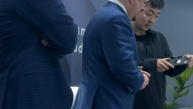 <b>Un prototip al primului smartphone Nothing este fotografiat în mâinile CEO-ului Carl Pei; Terminalul pare a fi pregătit de debut!</b>Nu la mult timp după ce Nothing a lansat primul produs din portofoliu (căștile Nothing Ear 1), compania a anunțat un parteneriat cu Qualcomm. Au apărut apoi zvonuri și mici teasere pe rețelele sociale conform cărora producătorul pregătește lansarea