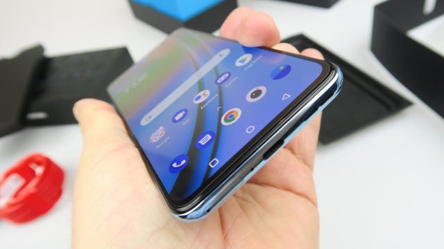 <b>OnePlus Nord 2T apare din nou online, sub numele de cod "Karen" și vedem o schiță a modulului său foto</b>Cei de la OnePlus au în pregătire destul de multe telefoane din zona mid-range, iar printre acestea îl numim și pe OnePlus Nord 2T care după cum bine ne amintim, înregistra prima apariție pe final de lună ianuarie. Atunci aflam că va aduce