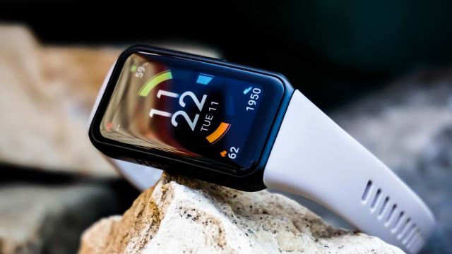 <b>Brățara fitness Xiaomi Mi Band 7 primește multiple certificări; Se dublează capacitatea bateriei</b>Primele detalii despre brățara fitness Xiaomi Mi Band 7 soseau chiar în primele zile ale lunii martie, moment în care aflam că purtabilul va avea funcționalitate Always on Display, GPS și un display mai mare. Fast-forward până azi pe 10 martie