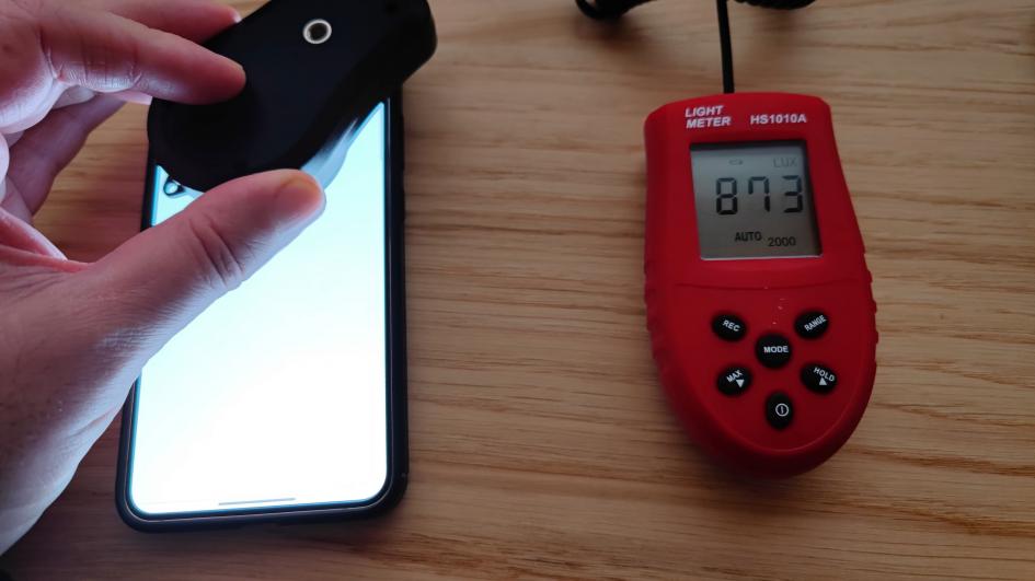 Luminozitate display Samsung Galaxy S22+ și ecranul văzut la microscop: lux.jpg