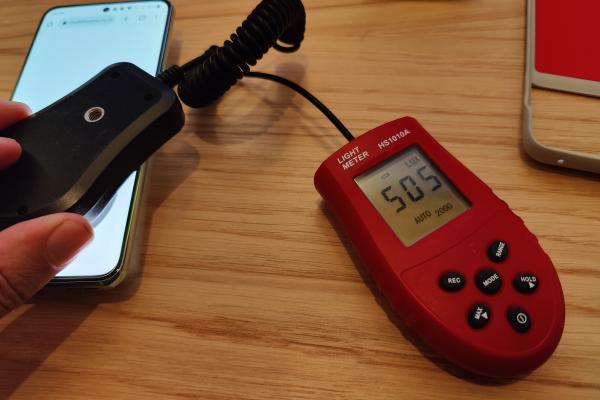 Luminozitate display OnePlus 10T și ecranul văzut la microscop