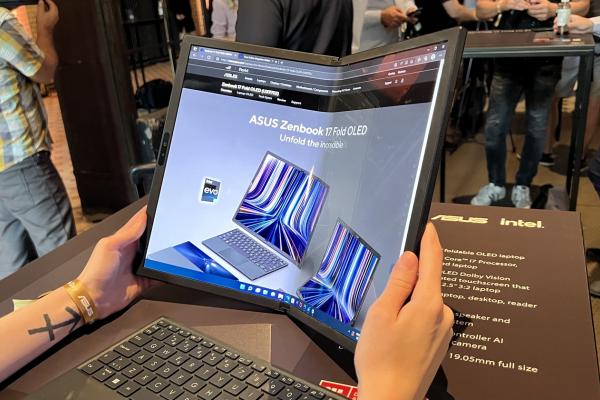 IFA 2022: ASUS Zenbook 17 Fold OLED prezentare Hands-On - Cel mai mare laptop cu display pliabil de pe piață