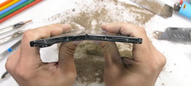 Ce îl strică pe Samsung Galaxy Z Fold 4? JerryRigEverything îl zgârie şi îndoaie într-un test de rezistenţă (Video)