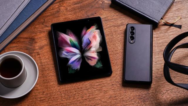 <b>Turul Magazinelor #1146: Scade preţul lui Z Fold 3 în prag de Z Fold 4, baterie externă de 30.000 mAh, laptop Core i7 ieftin</b>Au trecut cam toate sărbătorile de vară, începem să simţim apăsarea psihologică a ghiozdanelor şi Back to School, mai mult sau mai puţin imaginare. Vine Sfântul Alexandru pe 30 august şi cam un milion de români îşi sărbătoresc onomastică, astfel că puteţi