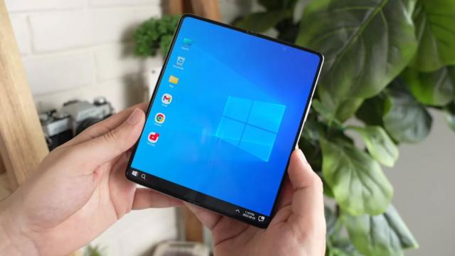 <b>Samsung Galaxy Z Fold 4 devine un terminal cu Windows după experimentul unui YouTuber; Are și tile-uri Windows Phone</b>Samsung Galaxy Z Fold 4 a început să fie disponibil în magazinele din toată lumea pe 26 august, iar acum aşteptaţi-vă să vedeţi tot mai multe teste asupra sa: de baterie, rezistenta la îndoire, zgâriere, scăpări, foto, video. Vedem şi experimente 