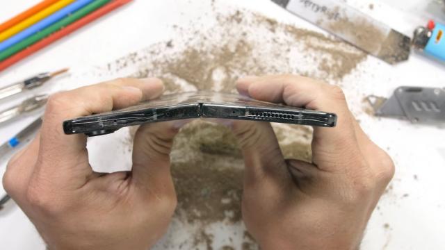 <b>Ce îl strică pe Samsung Galaxy Z Fold 4? JerryRigEverything îl zgârie şi îndoaie într-un test de rezistenţă (Video)</b>Samsung a început să vândă telefonul pliabil Galaxy Z Fold 4 pe 26 august şi acum începem să vedem tot mai multe teste şi recenzii ale sale. Până să vedem o disecţie a acestui telefon cu ecran pliabil de 7.6 inch, JerryRigEverything ne oferă