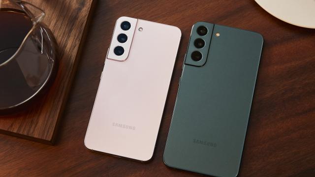 <b>Turul Magazinelor #1149: Cel mai ieftin Galaxy S22 şi POCO F4 GT, ofertă pentru Moto Edge 30 Pro, baterie cu alimentare solară</b>Azi este Sfântul Alexandru, ziua onomastică a peste 1 milion de români, dar cum pică la începutul săptămânii, e mai greu cu festinul. Cine nu a apucat să comande un cadou, o poate face de acum şi eventual o face şi pentru 8 septembrie, când e onomastică