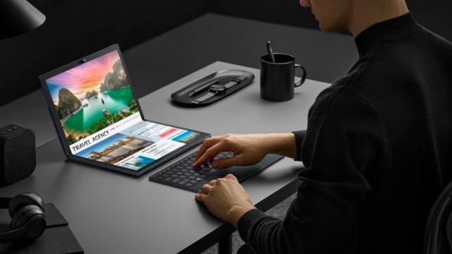 <b>IFA 2022: ASUS lansează Zenbook 17 Fold OLED - Primul laptop cu ecran pliabil din lume, cu CPU Intel Core i7 Gen 12 și Windows 11; Cât costă?</b>ASUS prezenta un laptop inedit în urmă cu câteva luni, unul cu display OLED generos, pliabil. Vorbim azi despre Zenbook 17 Fold OLED, model proaspăt lansat în cadrul IFA 2022 întrucât în trecut am avut parte doar de teasere și imagini