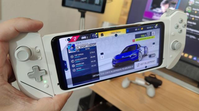 <b>ASUS ROG Phone 6 Pro: Hardware burduşit de componente future-proof, cu adevărat "cu de toate"</b>Când produci un telefon de gaming, trebuie să ai grijă să îl îndeşi şi îndopi ca pe un gânsac cu specs, inovaţii, hardware de top şi să nu existe nici un univers sau Multiverse în care să nu facă faţa oricărui joc din Play Store măcar 3 ani. Poate 4...