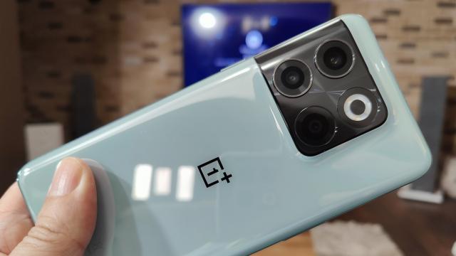 <b>OnePlus 10T: Design de „vărul mai timid al lui OnePlus 10 Pro”</b>Ca să fie clar din start: designul lui OnePlus 10T este aproape unu la unu cu Oneplus 10 Pro. Diferența constă în lipsa butonului slider Mute şi a brandingului Hasselblad. S-au schimbat şi materialele, mai precis rama, care e acum din plastic