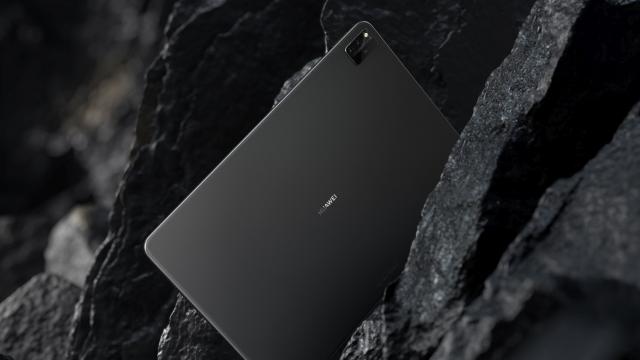 <b>IFA 2022: HUAWEI MatePad Pro (2022) prezentată oficial la Berlin; Noua tabletă flagship a companiei vine cu display OLED de 12.6 inch și rulează HarmonyOS 3.0</b>Iată că HarmonyOS 3.0 ajunge și în Europa. În cadrul IFA Berlin 2022 a fost prezentată seria de tablete HUAWEI MatePad Pro (2022). Iese în evidență modelul cu display de 12.6 inch în diagonală care aduce îmbunătătiri mari față de predecesor