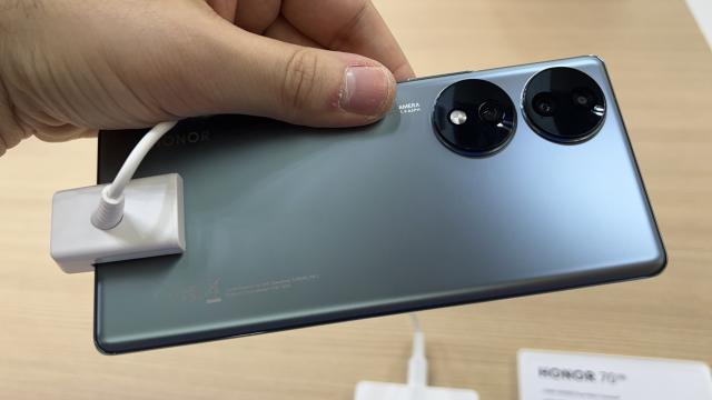 <b>IFA 2022: HONOR 70 5G prezentare Hands-On - Smartphone cu design elegant și senzor foto de 54 MP (Sony IMX800)</b>Și cei de la Honor au organizat un eveniment special în cadrul IFA 2022, la Berlin. Compania a prezentat o parte din planurile sale de viitor, dar și multe dispozitive ce vor ajunge la nivel european în această perioadă. Avem pe listă două tablete