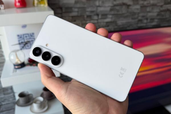 Samsung Galaxy S26+: Design ușor schimbat, minimalist și cu materiale premium 