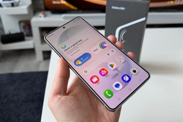 Samsung Galaxy S26+: Display așa cum îl știam de la predecesor, bun pentru streaming și gaming