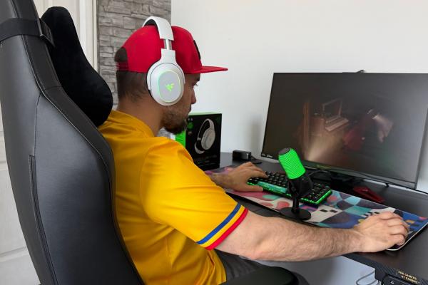 Cum arată kit-ul Razer ideal pentru muncă și joacă! Scaun Iskur V2 NEWGEN, microfon Seiren V3 Chroma și căști Barracuda X Chroma White Edition