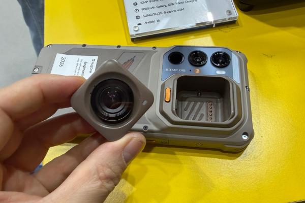 MWC 2026: Am pus mâna pe Ulefone RugOne Xsnap 7 Pro ce are cameră de acţiune  detaşabilă (Hands On Video)