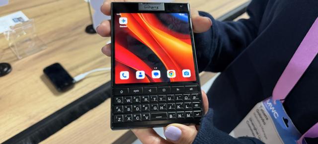 MWC 2026: Am fost la "învierea BlackBerry" prin telefonul cu tastatură QWERTY numit Unihertz Titan 2 Elite