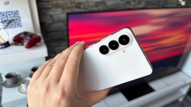 <b>Samsung Galaxy S26+ review detaliat în limba română (evaluare Mobilissimo)</b>Samsung pare că îl introduce pe Galaxy S26+ ca pe un impact psihologic pe piață, pentru că la 6399 lei mulți se vor gândi de două ori dacă nu cumva mai merită 1000 de lei în plus dați pe un S26 Ultra (7399 lei)