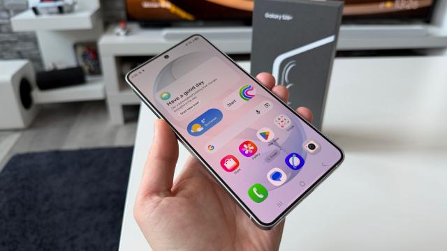 <b>Samsung Galaxy S26+: Display așa cum îl știam de la predecesor, bun pentru streaming și gaming</b>Ecranul lui Samsung Galaxy S26+ rămâne la nivelul predecesorului, adică 6.7 inch. Se folosește un panou cu tehnologie Dynamic AMOLED 2X și avem rată de refresh adaptabilă între 1-120Hz. Primim și mod HDR10+, luminozitate 