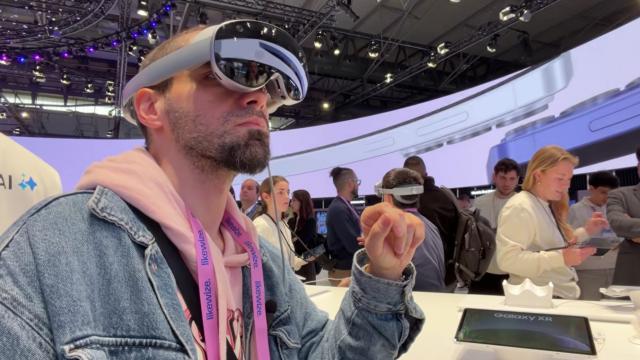 <b>MWC 2026: Am probat casca de realitate virtuală Samsung Galaxy XR şi iată cum se bate cu Apple Vision Pro (Video)</b>Încerc de vreun an, poate mai mult să probez casca de realitate virtuală şi mixed reality Samsung Galaxy XR. E rivalul lui Apple Vision Pro, se bazează pe o versiune specială de Android şi One UI gândită pentru spaţialitatea şi desfăşurarea 