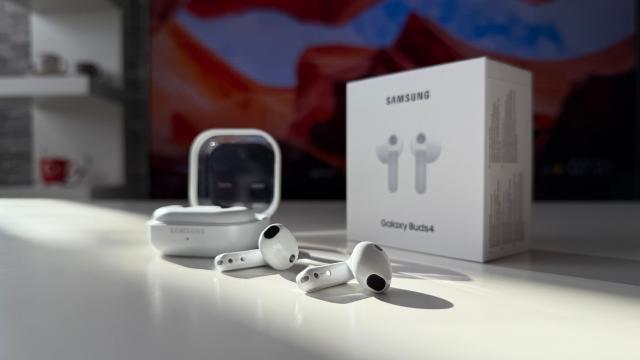 <b>Samsung Galaxy Buds4 review: sunet energic, bas solid și multă personalitate pentru utilizatorii Android</b>Samsung are o perioadă foarte bună pe zona audio, iar seria Galaxy Buds a crescut constant de la o generație la alta. După modelele Pro care au împins compania în liga mare a căștilor true wireless, Galaxy Buds4 vin ca o variantă mai