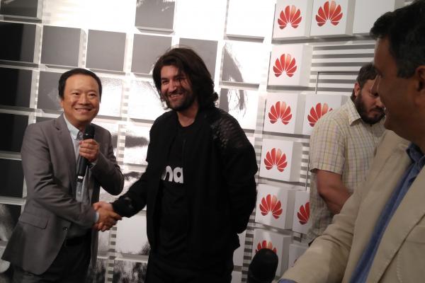 Smiley devine ambasador Huawei în România, anunţat în cadrul unui eveniment oficial local + concert (Video)