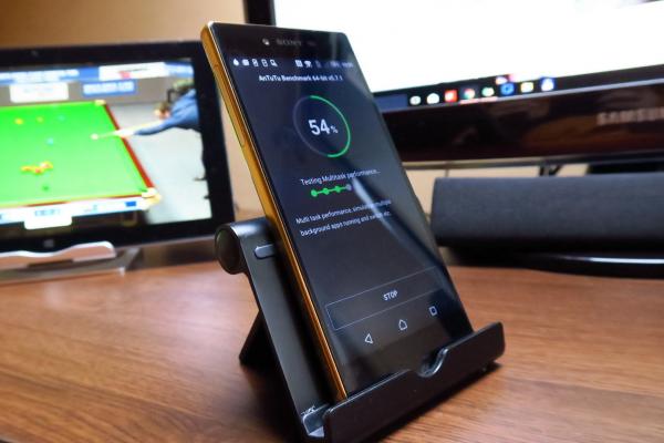 Sony Xperia Z5 Premium, bateria strică totul..