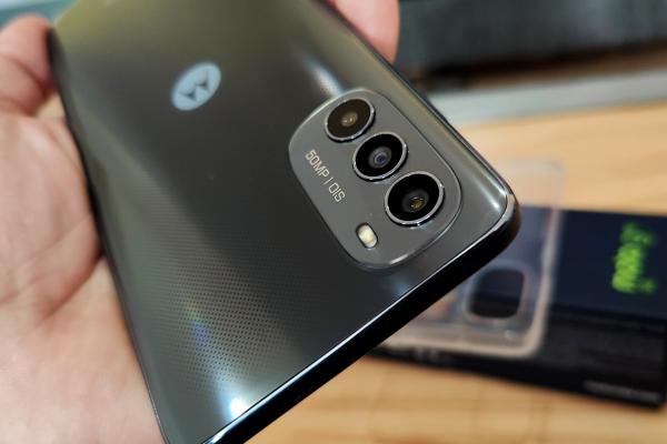 Motorola Moto G82 5G: Cameră bună pentru pasionaţii de arhitectură, puternică pe texturi, selfie OK