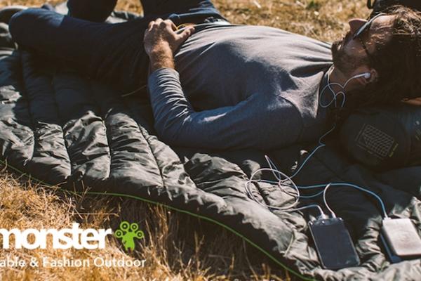 E LUNI e AMAZON: Azi vă recomandăm pătura de călătorie și camping 4Monster, moale, călduroasă și ușor de transportat
