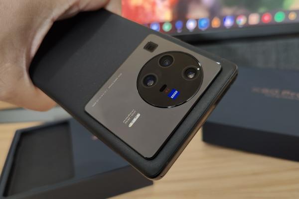 vivo X80 Pro Unboxing şi impresii: un monument de tehnică ZEISS şi un gimbal pus la treabă serios (Video)